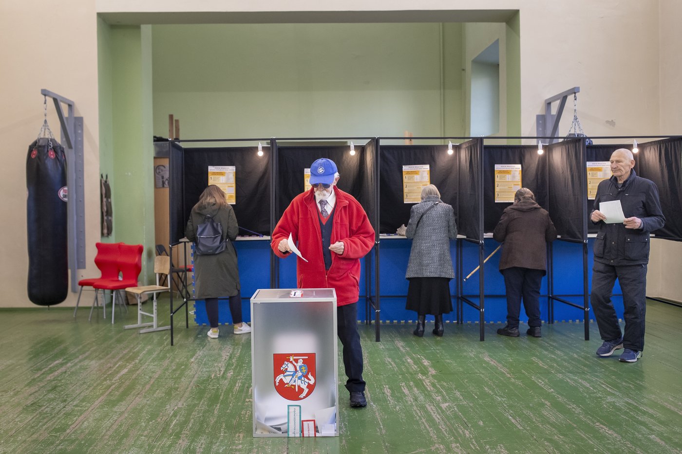 Lithuanians vote in parliamentary election with many looking for change despite a strong economy | iNFOnews.ca Lithuanians vote in parliamentary election with many looking for change despite a strong economy | iNFOnews.ca