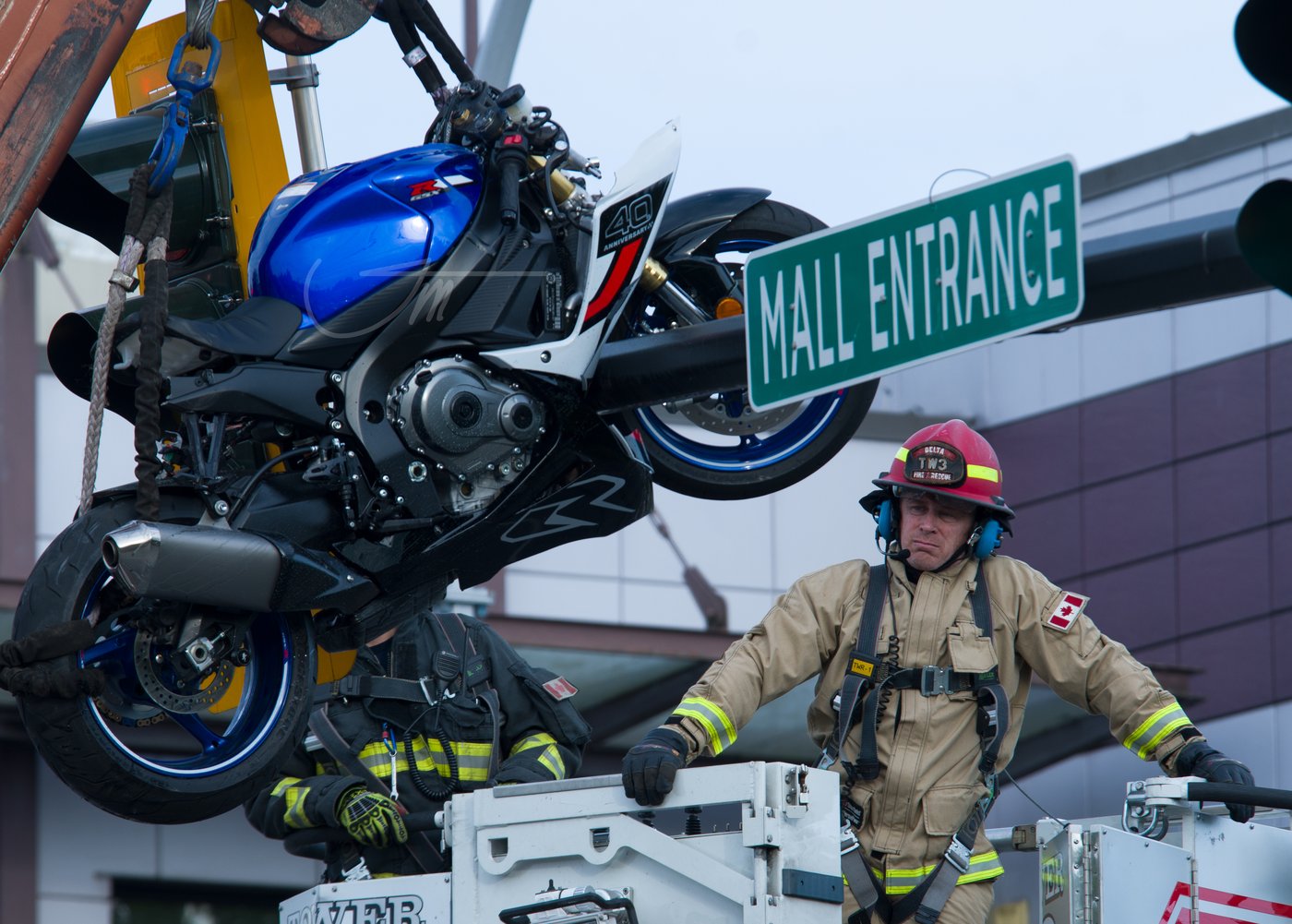 Crash in Delta, B.C., leaves motorcycle hanging from traffic light | iNwheels