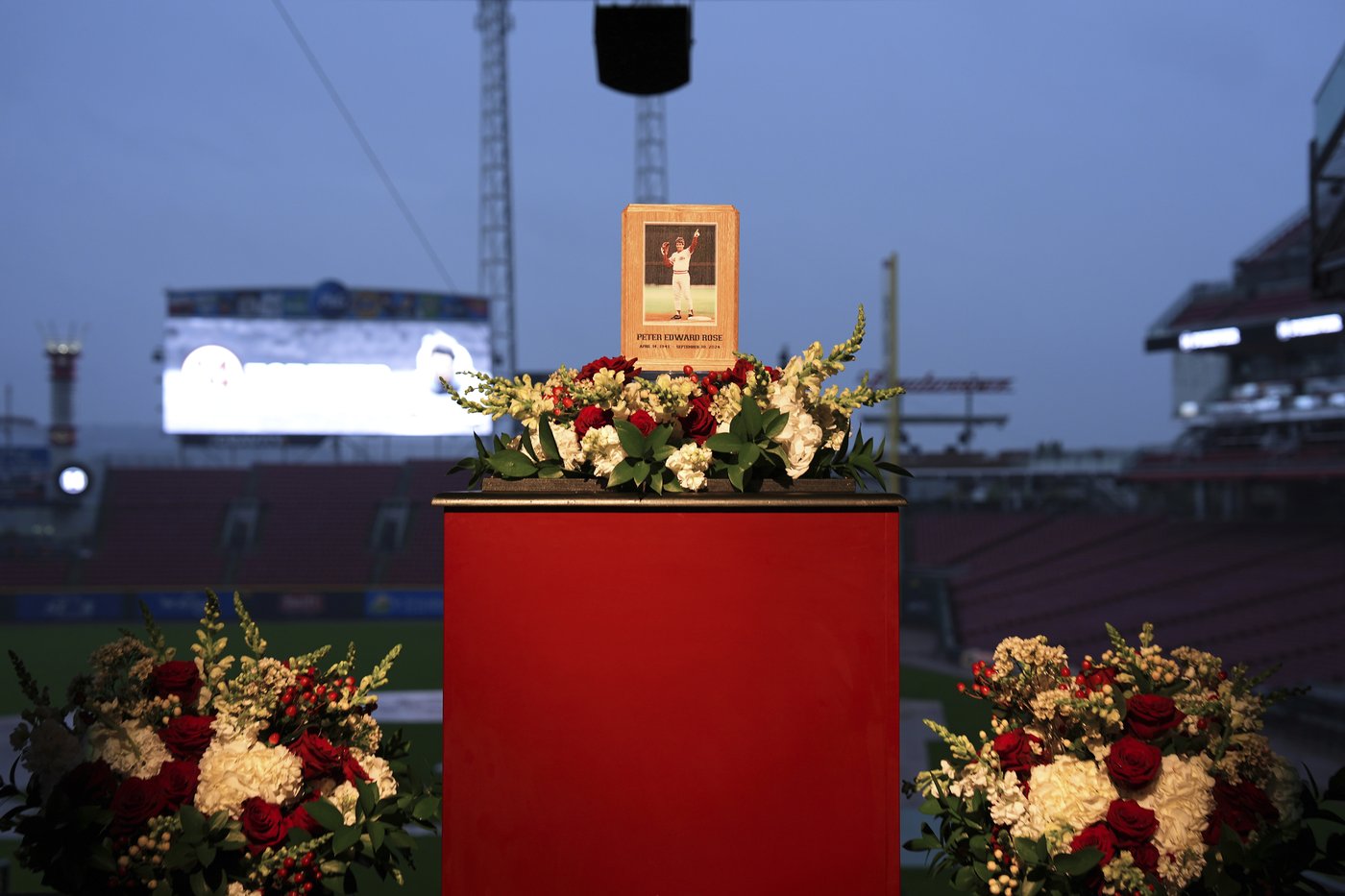 Reds honor Pete Rose with a 14-hour visitation at Great American Ball Park | iNFOnews.ca Reds honor Pete Rose with a 14-hour visitation at Great American Ball Park | iNFOnews.ca