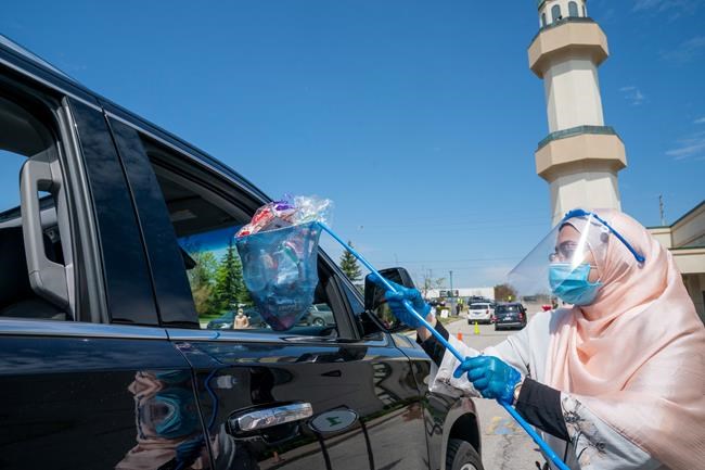 Mississauga mosque celebrates socially distant Eid with drive-thru gift handouts | iNFOnews.ca