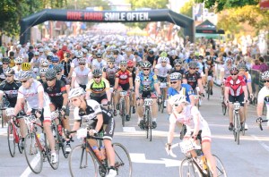 Hundreds of cyclists taking off from a start line in Penticton.