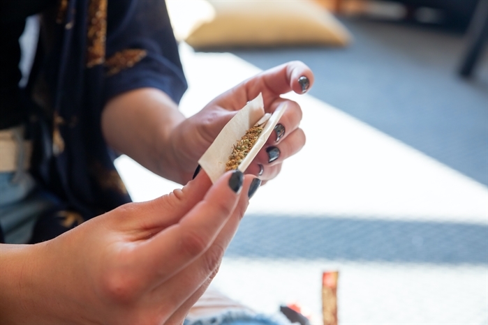 BCGEU strike highlights the struggle for Okanagan pot shops | iNFOnews.ca Two hands rolling up a doobie.