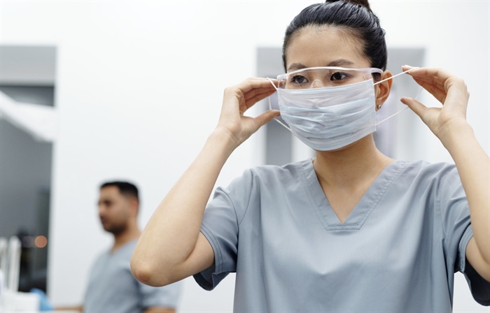 iN NUMBERS: British Columbia’s health-care worker shortage | iNFOnews.ca A health-care worker putting on a mask.