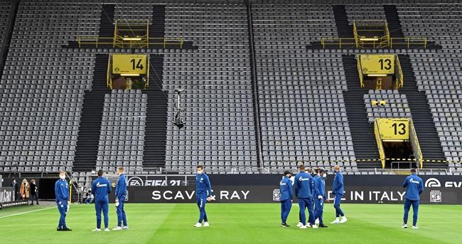 Lewandowski hat trick helps Bayern rout Frankfurt 5-0 | iNFOnews.ca CP2033292111