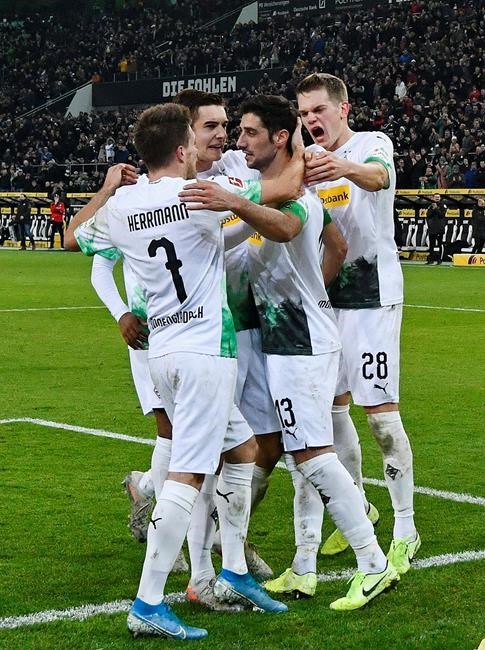 Davies impresses in Bayern win; Gladbach level at top | iNFOnews.ca Davies impresses in Bayern win; Gladbach level at top | iNFOnews.ca