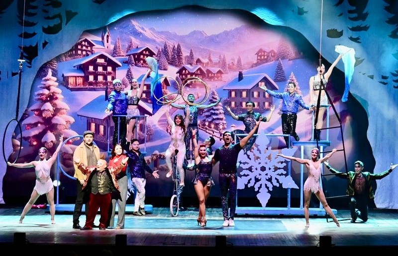 Cirque Musica brings holiday show to Penticton | iNFOnews.ca Acrobats perform a winter holiday-themed show.