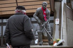 Tributes pour after death of Montreal Canadiens great Jean Beliveau | iNFOnews.ca CP30958247