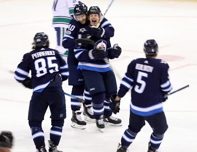 Perreault scores two, Jets halt losing slide with win over Canucks | iNFOnews.ca